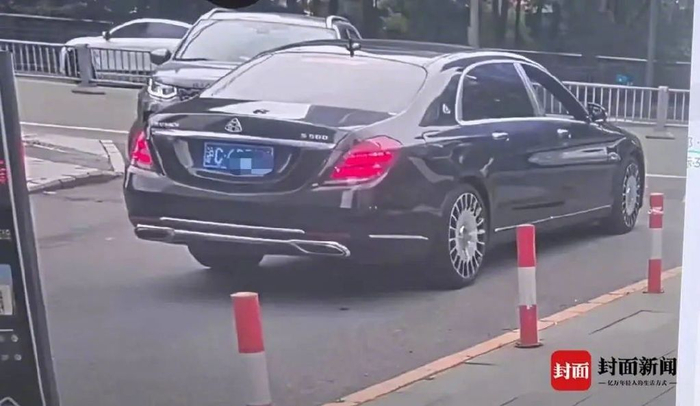 该图是卫女士在同样被套路的网友处获得，根据核对相关信息，她确认这就是当天卖茶叶给自己的司机所开车辆。