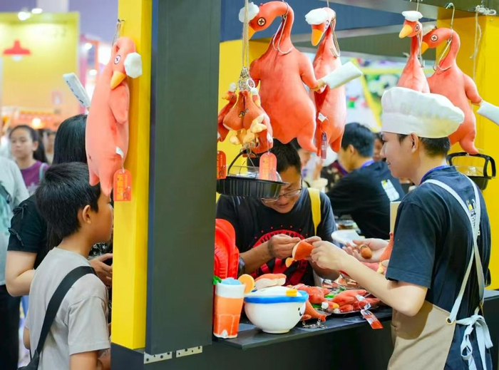 东莞潮玩公司推出的烧鹅玩偶，以烧鹅铺子的互动形式吸引了不少消费者。新华社发