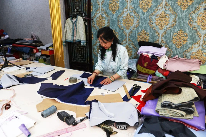 乌兰察布集宁区的非遗传承人在手工制作蒙古袍。环球时报记者 樊 巍摄