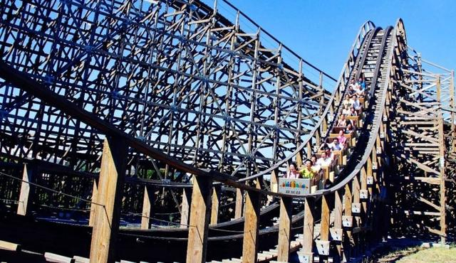 上海欢乐谷的木质过山车“谷木游龙” 图片来源：百度