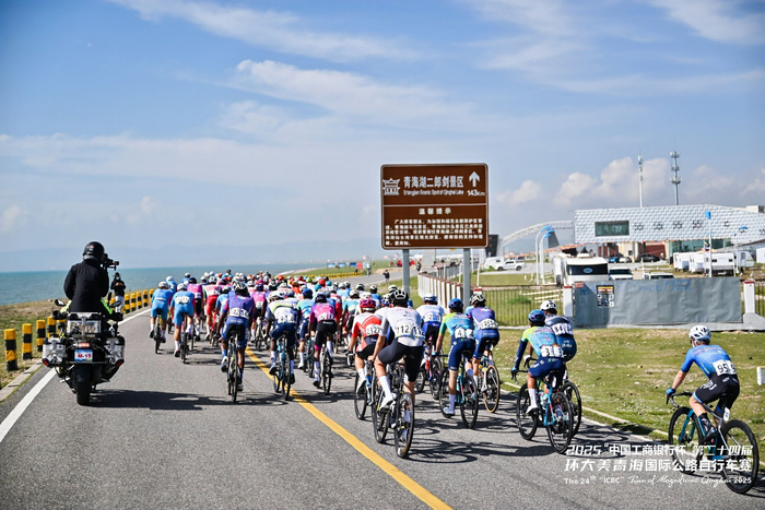 图为第六赛段，选手们朝着国家AAAAA级景区——青海湖二郎剑景区进发。