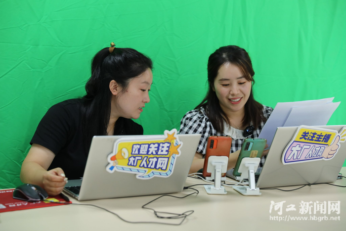 主播正耐心解答求职者关于岗位细节的提问。