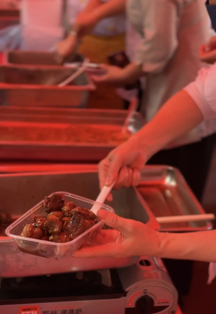 酒店外摆区，服务员正在为顾客打包。