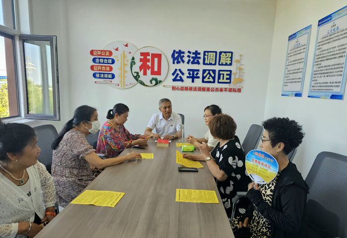 “银龄调解员”李玉君（图中）