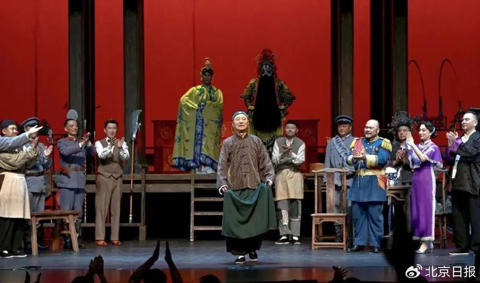 话剧《戏台》演出结束，陈佩斯登台谢幕