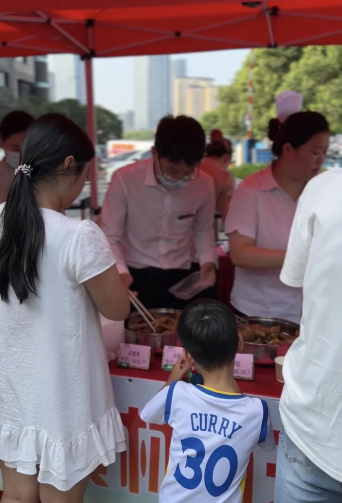 宁波状元楼外摆区人气火爆。