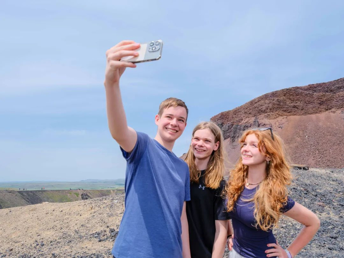 6月17日，外国游客在位于乌兰察布的乌兰哈达火山地质公园6号火山合影。新华社记者 马金瑞摄