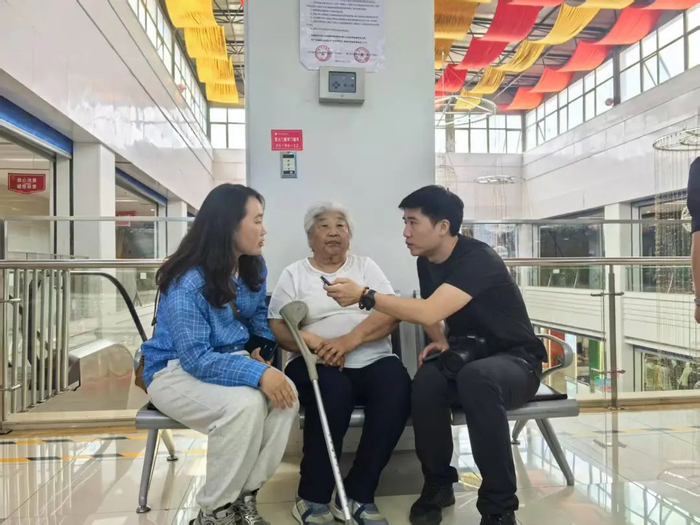 环球时报记者（右一）在乌兰察布采访蒙古国游客。姜世旺摄