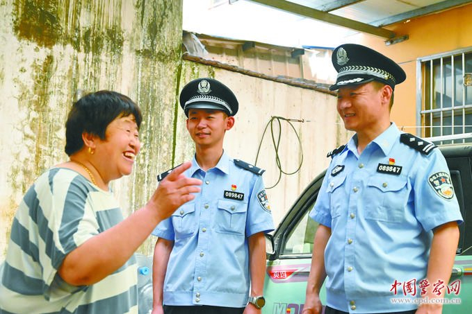 6月2日，高唐县公安局三十里铺派出所民警对已调解完毕的案件当事人进行上门回访。囤启航 摄