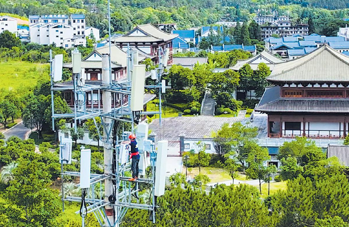 　　▲电信工作人员巡检维护南平5G基站。