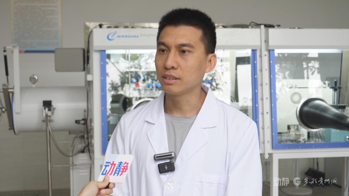 　　贵州省材料产业技术研究院“新一代动力电池课题组”实验室成员靳进波