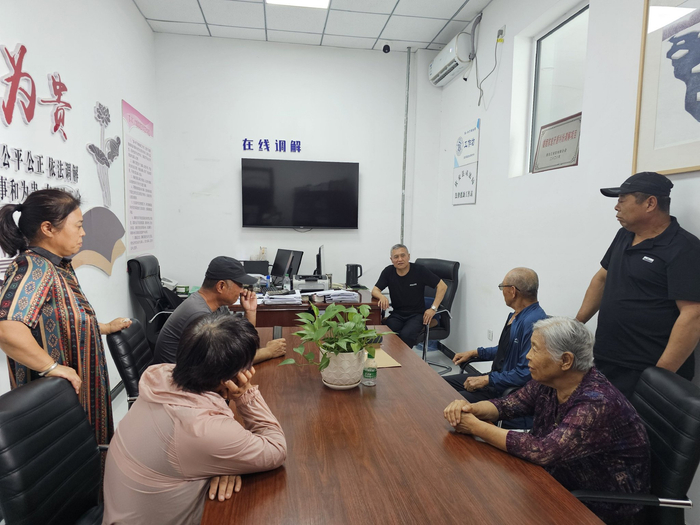 李玉君正在调解案件