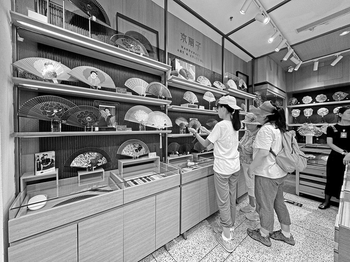     游客在京扇子购买产品