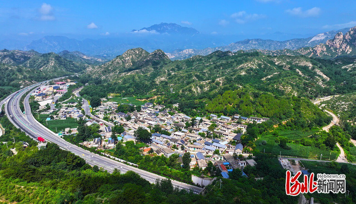 7月4日，无人机航拍的涞源县黄土岭村。 河北日报记者 史晟全摄