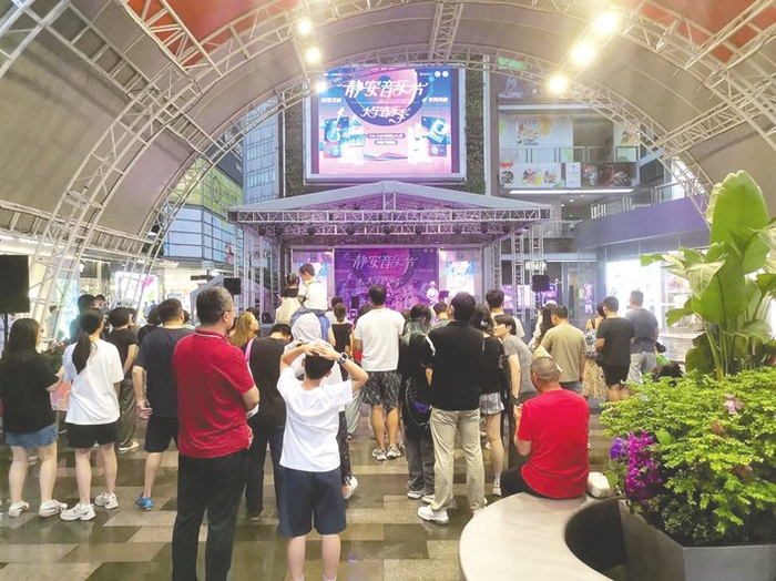 7月12日晚间，大宁国际商业广场，静安音乐节活动现场。每经记者 王海慜 摄