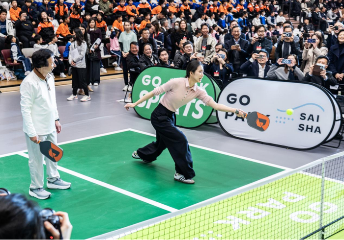 巴黎奥运会击剑冠军江旻憓（右）在某商圈体验匹克球 图/中新图片 中新社记者 侯宇 摄