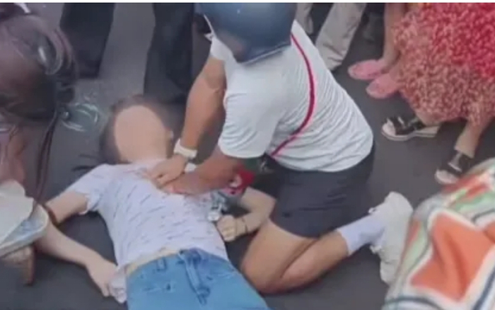 ▲湖南衡阳街头，一女子突发昏厥倒地，路过男子为其做心肺复苏。图/网络截图