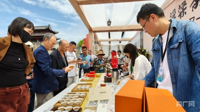“2025年浮梁买茶节”活动上，前来打卡的游客络绎不绝（央广网记者  胡斐  摄）