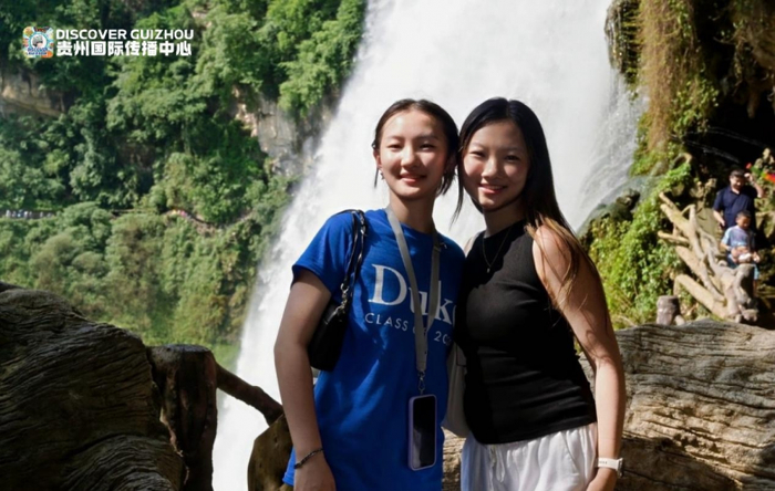 美国青少年代表团走进黄果树瀑布景区，“打卡”瀑布水帘洞。龙永 摄
