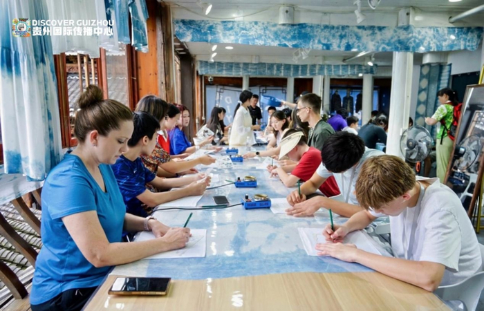 美国青少年代表团在西江千户苗寨体验非遗蜡染手工技艺。龙永 摄   