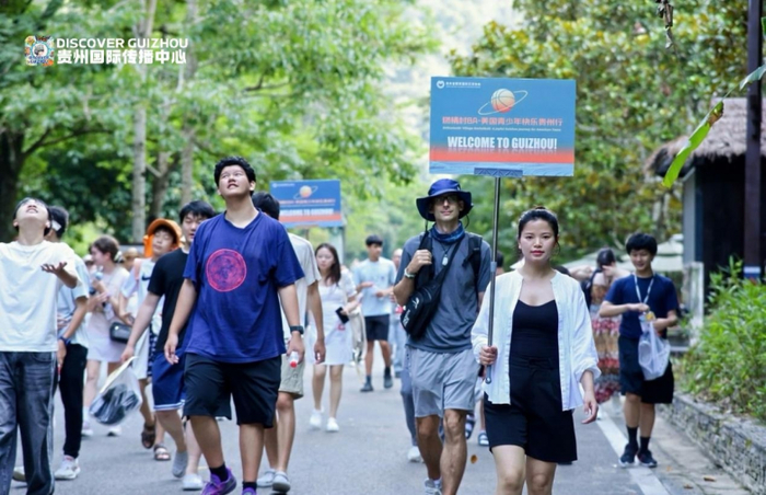 美国青少年代表团来到“地球绿宝石”荔波小七孔，近距离感受贵州“喀斯特王国”的魅力。龙永 摄    