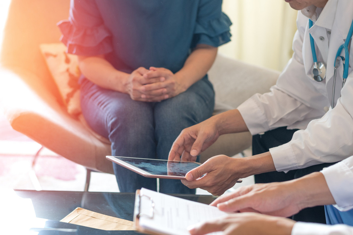 医师团队咨询和检查 图源：图虫创意