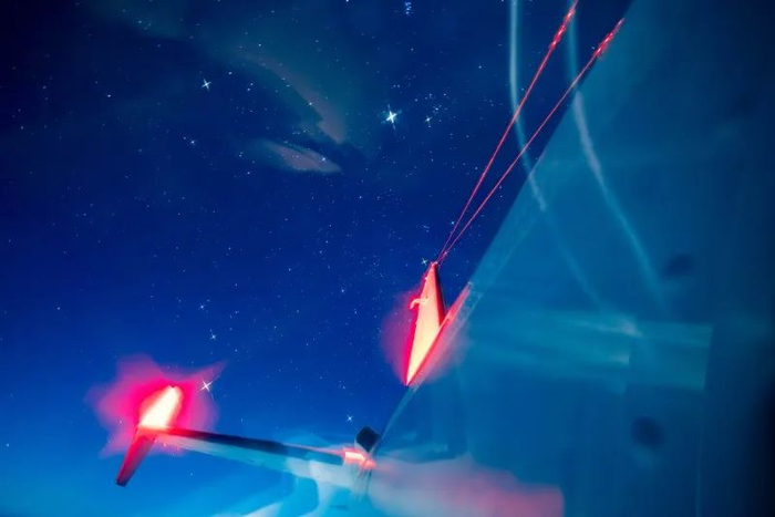 　　▲航灯与星光交辉。