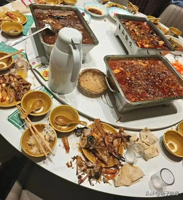 炭火烤鱼店就餐。图/受访者提供