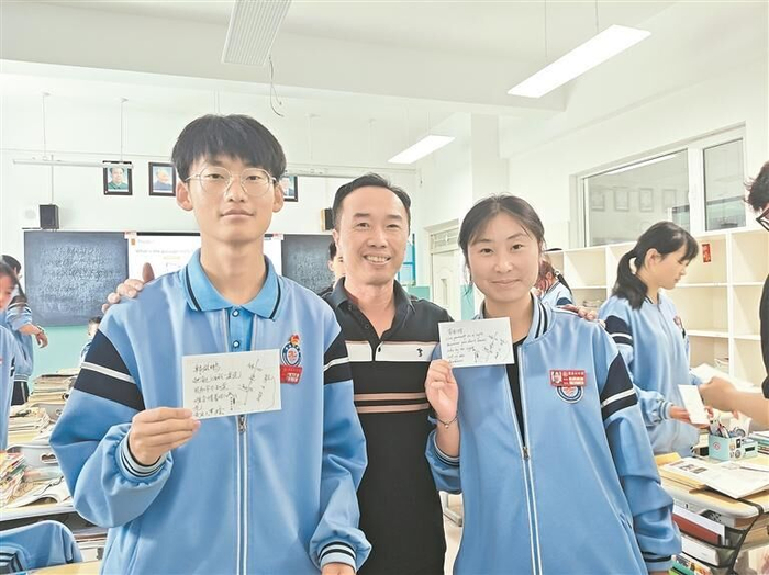 窦松普在英语课上开展趣味活动。本人供图