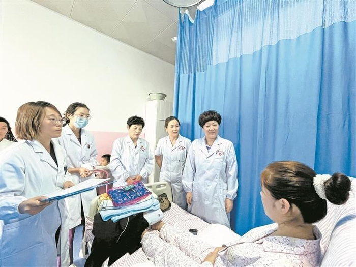 援青医生刘义环向病人询问病情。本人供图