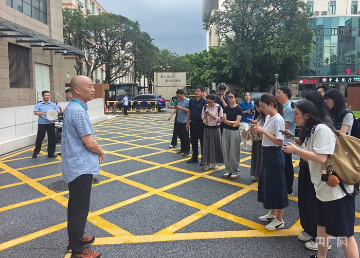 福建省第二人民医院相关负责人介绍与福州交警联合开通就医绿色就诊通道的举措成效（央广网记者  张子剑  摄）