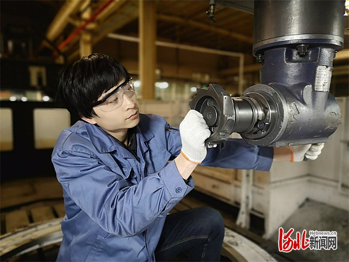 近日，航天振邦员工在车间内加工零部件。河北日报记者 苑立立摄