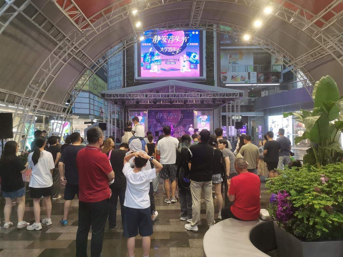 7月12日晚间，在大宁国际商业广场举行的静安音乐节活动现场 记者拍摄