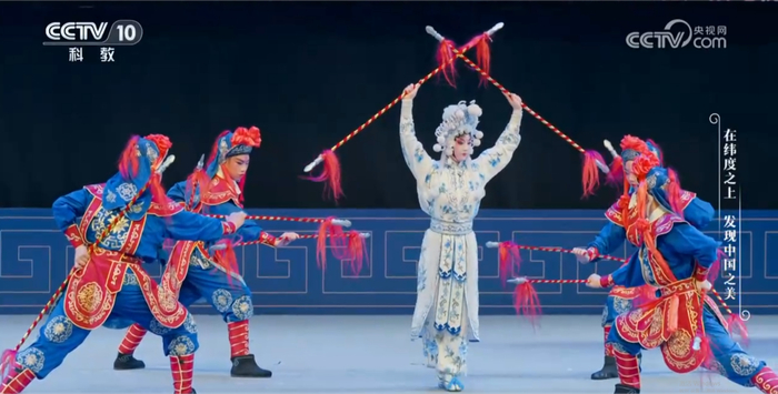 青年川剧演员们正在台上表演（央广网发  《沿着纬度听中国》截图画面）