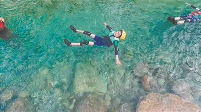 　　游客体验人体漂流。图片由慕野听溪水上营地提供