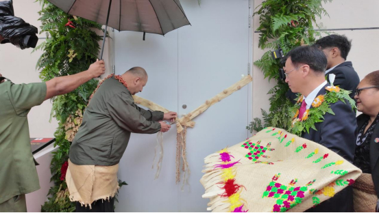汤加王国国王图普六世为项目移交剪彩