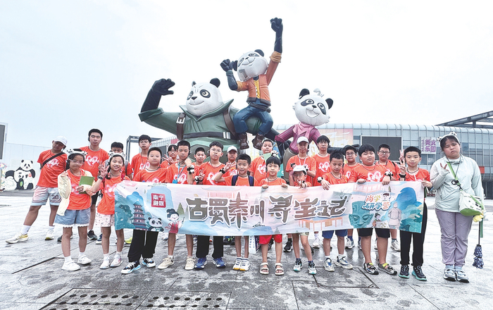     小营员们在成都大熊猫繁育研究基地前合影留念。    本报记者杨丹丹 摄