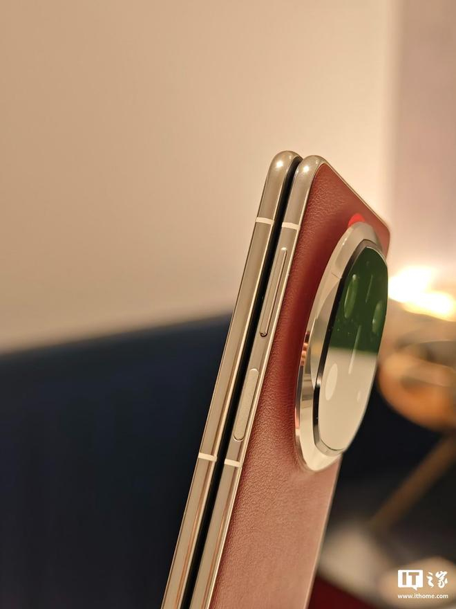 ▲ IT之家实拍：华为 Mate X6 「寰宇红」（下同）