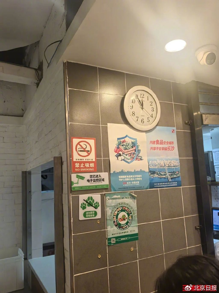 7月14日，记者走访发现，泊富国际广场负一楼多家快餐店均有“禁止吸烟”标识。罗艾敏 摄