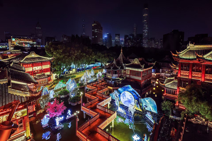 上海老城厢展现次元交融“痛城”奇观。劳动报记者贡俊祺 摄影