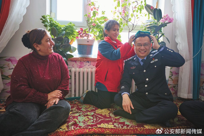 李柏为结对帮扶的学生家庭送温暖。（资料图片）