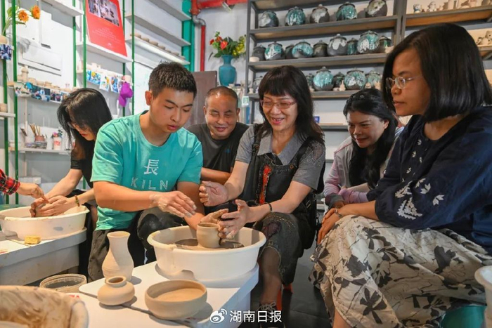 文艺工作者在长沙铜官窑国风乐园体验陶艺制作。湖南日报全媒体记者 郭立亮 摄