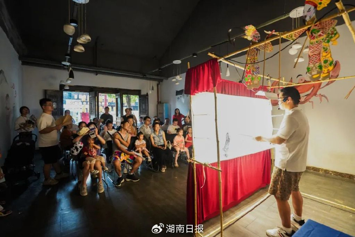 文艺工作者在长沙铜官窑国风乐园体验陶艺制作。湖南日报全媒体记者 郭立亮 摄