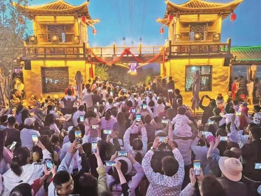 油嘴湾生态文化景区“夜间模式”吸引约4500名游客。图片由景区提供