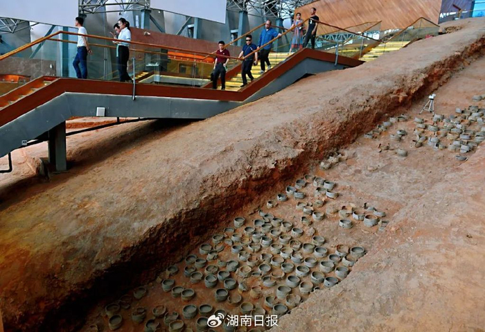 观众在长沙铜官窑谭家坡遗迹馆参观。湖南日报全媒体记者 徐行 摄
