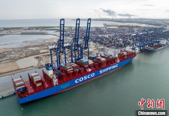 7月2日，航拍正在扩建的海南洋浦港国际集装箱码头。　中新社记者 骆云飞 摄