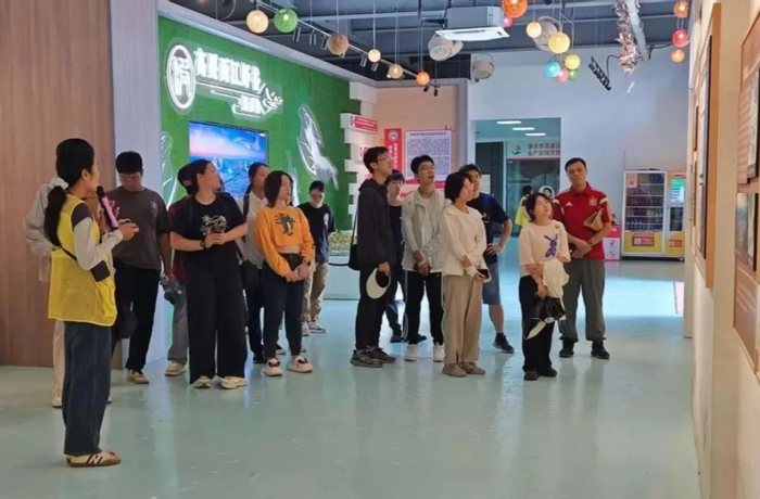 △北大学子走进高要莲塘虾展馆了解罗氏沼虾产业发展概况。北大城环学院供图