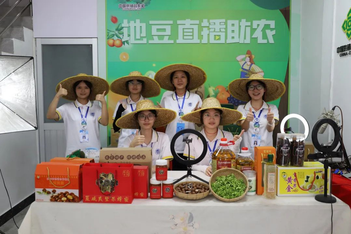 △“百千万工程”青年突击队参与直播助农活动。