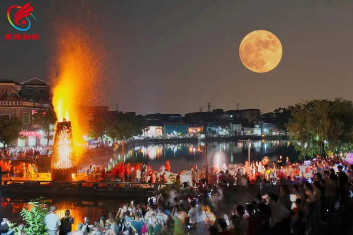 烧番塔祈福活动。图/南海融媒