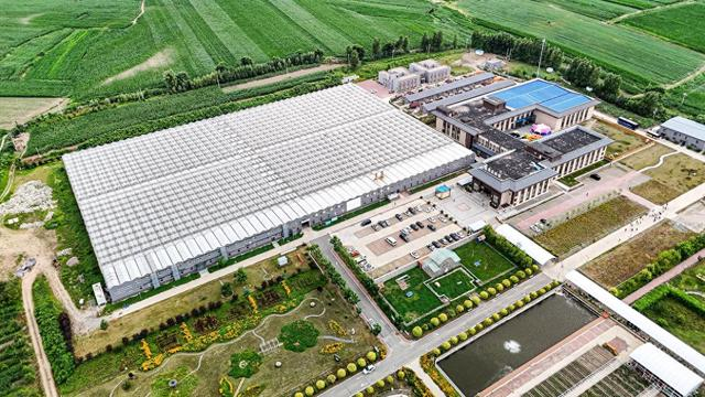 7月15日拍摄的吉林省永吉县卓远植物工厂和温泉酒店（无人机照片）。新华社记者 邵泽东 摄